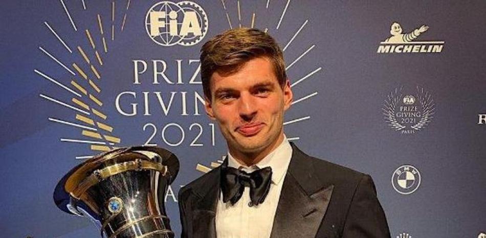 Max Verstappen con el trofeo de campeón mundial 2021 de F1.