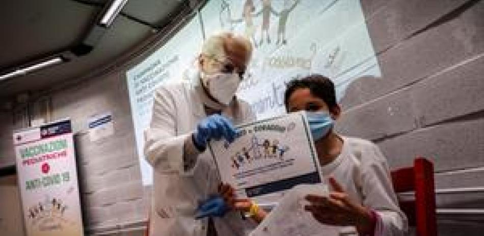 Un enfermero pone una vacuna a un niño en Roma, en una imagen del pasado miércoles. EFE