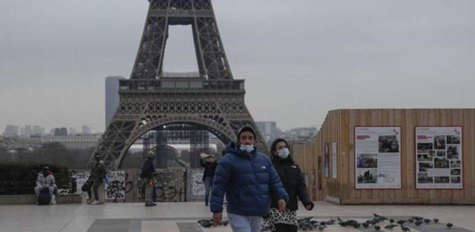 Personas que usan mascarillas para protegerse contra el COVID-19 cruzan la Plaza Trocadero en París, el miércoles 15 de diciembre de 2021.

Foto: AP / Michel Euler