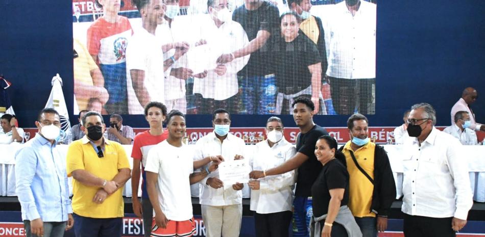 Francisco Camacho, Ministro de Deportes y Víctor D´Aza, secretario general de la Liga Municipal Dominicana (LMD) premian a varios dirigentes de la Zona Metropolitana tras ganar en varios deportes.