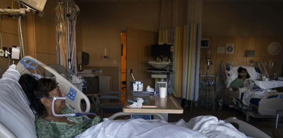 Natalie Balli, de 71 años, y su hermana gemela, Linda Calderon, al fondo, son vistas en sus camas en la unidad de COVID-19 en el Providence Holy Cross Medical Center en Los Ángeles, el 17 de diciembre del 2021.

Foto: AP/Jae C. Hong