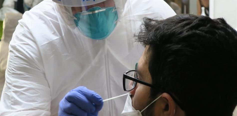 Un técnico de laboratorio inserta un hisopo en la nariz de un residente para la prueba del coronavirus, en San Juan (Puerto Rico), en una fotografía de archivo. EFE/Jorge Muñiz