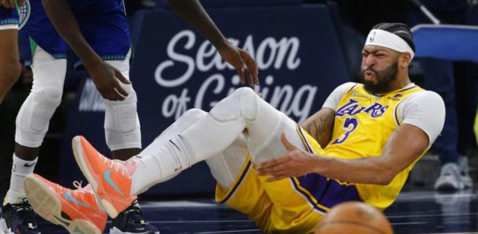 Anthony Davis en la cancha se queja de dolor tras la lesiòn sufrida en el ùltimo partido de los Lakers.