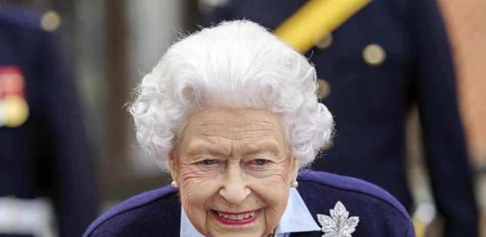 La reina Isabel II de Gran Bretaña se reúne con miembros del Regimiento Real de Artillería Canadiense en el Castillo de Windsor, Windsor, Inglaterra, el miércoles 6 de octubre de 2021. La reina Isabel II ha decidido no reunir a la familia real para Navidad en la finca real de Sandringham en el este Inglaterra, en medio de preocupaciones sobre la variante omicron de rápida propagación. El palacio real dijo el lunes 20 de diciembre de 2021 que la reina de 95 años pasará las vacaciones en el Castillo de Windsor, al oeste de Londres, donde pasó la mayor parte de su tiempo durante la pandemia. (Steve Parsons / Pool a través de AP, archivo)