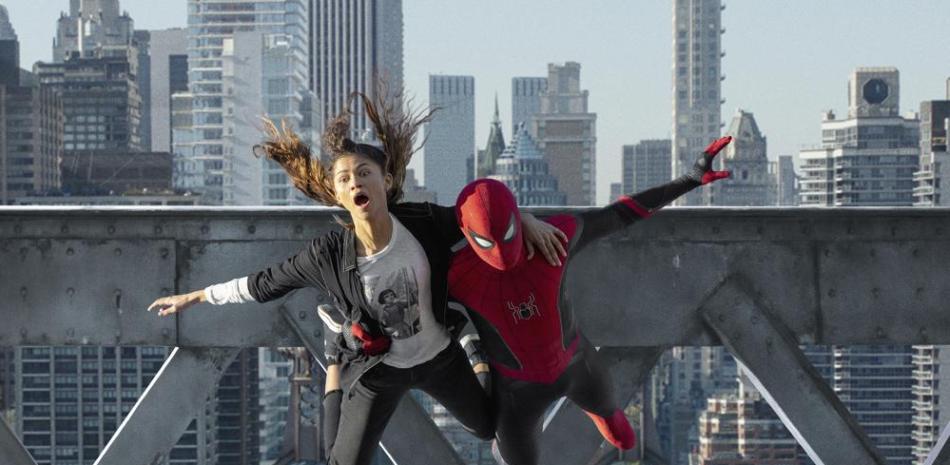 Esta imagen difundida por Sony Pictures, Zendaya, a la izquierda, y Tom Holland, en una escena de "Spider-Man: No Way Home" de Columbia Pictures. (Sony Pictures vía AP).