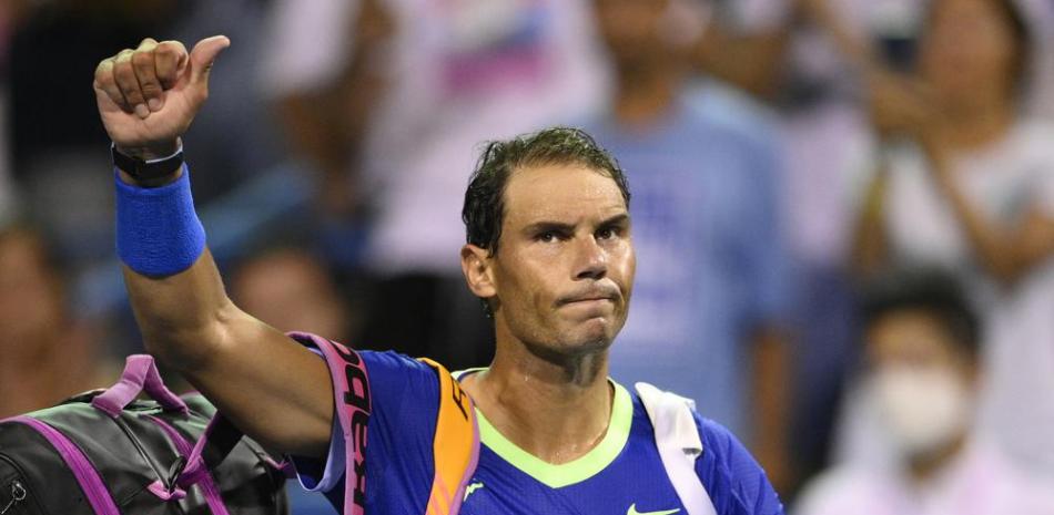 En esta foto del 5 de agosto del 2021, el español Rafael Nadal deja la cancha al perder ante el sudafricano Lloyd Harris en el Citi Open en Washington. El lunes 20 de diciembre del 2021 Nadal confirma que dio positivo por COVID-19 a su regreso a España tras disputar un torneo de exhibición en Abu Dhabi.