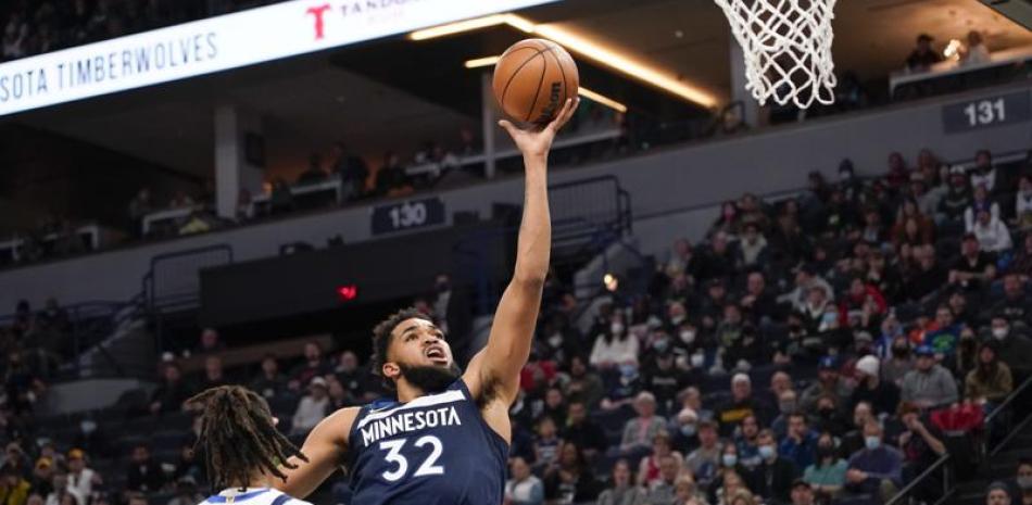 Karl-Anthony Towns (32), de los Timberwolves de Minnesota, se eleva para encestar en la primera mitad del partido frente a los Mavericks de Dallas, el domingo 19 de diciembre de 2021, en Minneapolis.