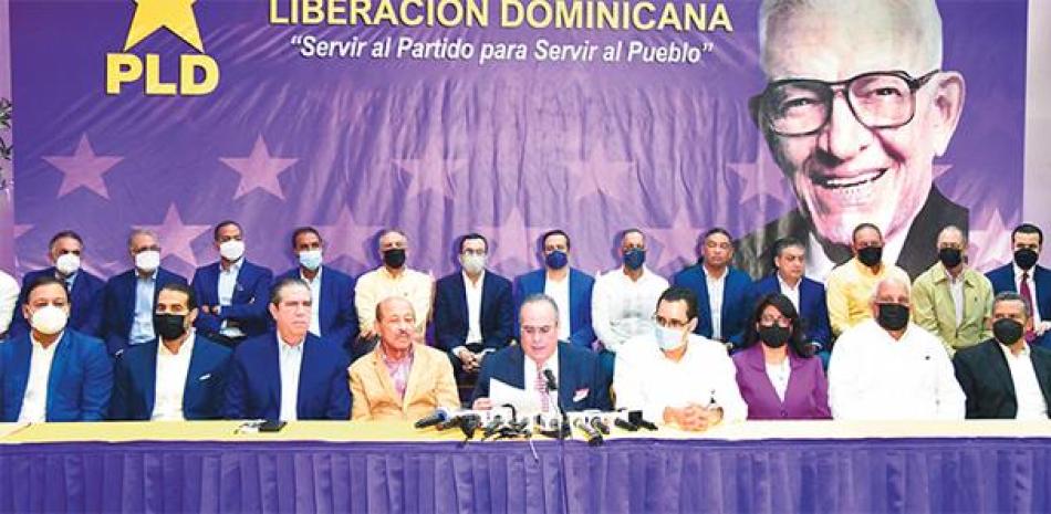 El secretario general del PLD, Charlie Mariotti, momento cuando lee ayer en conferencia de prensa la declaración de respaldo al expresidente Danilo Medina. JORGE MARTÍNEZ