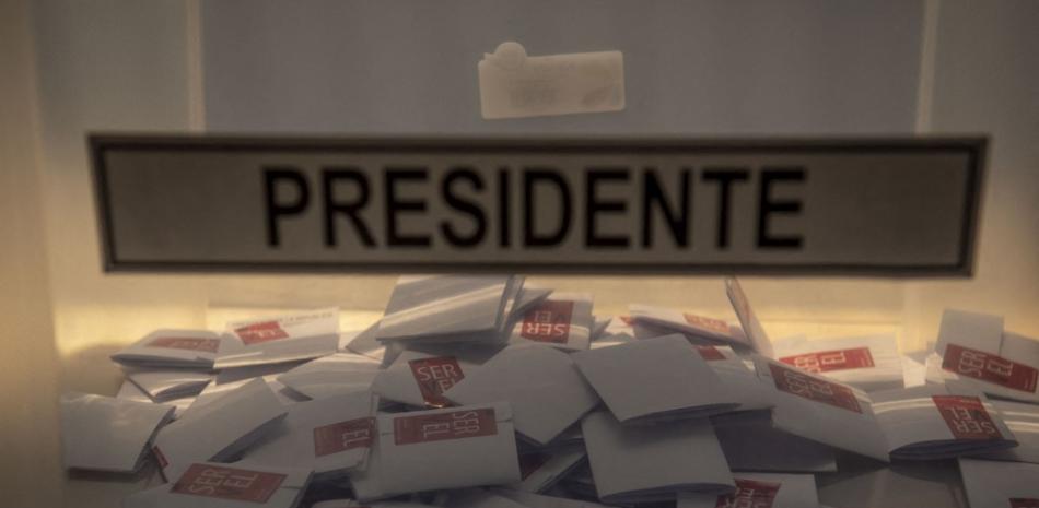 Una urna es vista en un colegio electoral en Santiago, durante la segunda vuelta de las elecciones presidenciales en Chile, el 19 de diciembre de 2021. Martin Bernetti / AFP