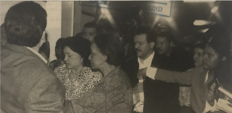El expresidente Leonel Fernández al salir de la clínica UCE, el viernes 24 de noviembre del año 2000, luego de haber sido ingresado por bronco espasmos.