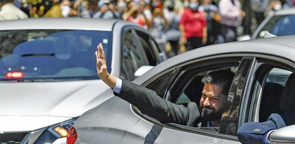 El presidente electo de Chile, Gabriel Boric, saluda a sus seguidores cuando llega al palacio presidencial de La Moneda para reunirse con el actual presidente Sebastián Piñera en Santiago, Chile, el lunes pasado. AP
