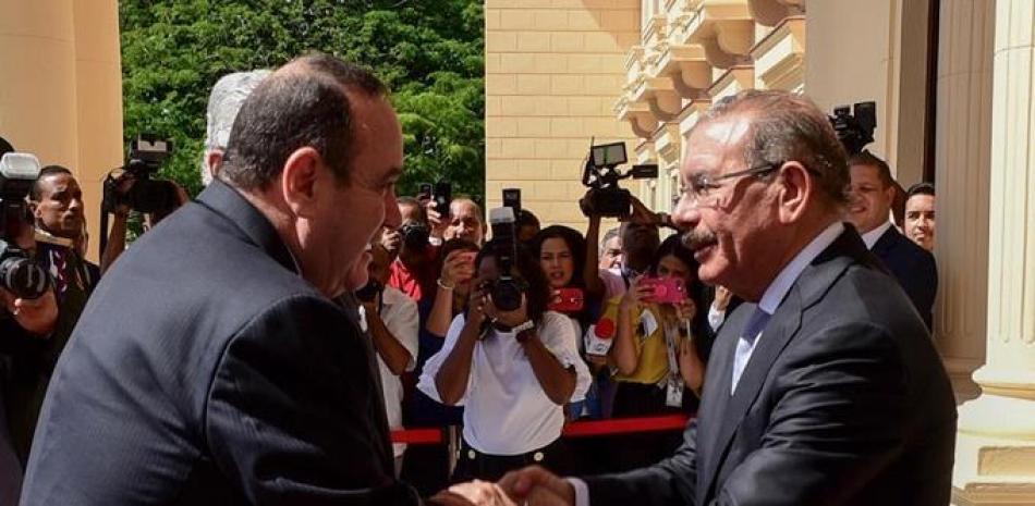 El entonces presidente electo de Guatemala saluda a Danilo Medina, en su visita al Palacio Nacional en el 2019.