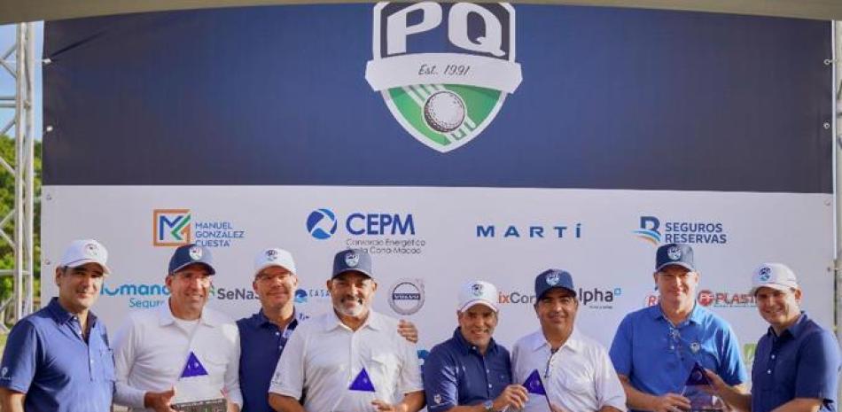 Premiación de los ganadores de las diferentes categorías del  Torneo de Golf PQ.