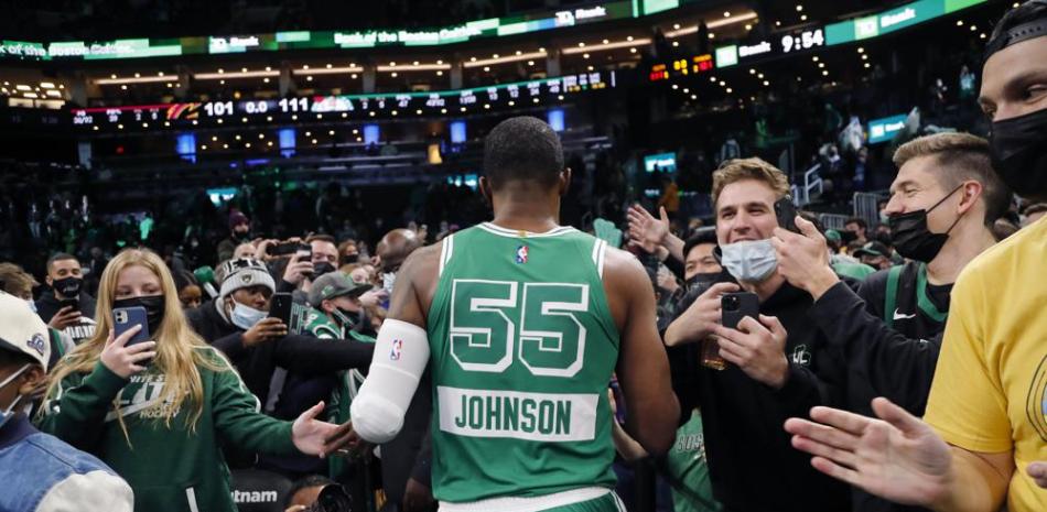 Joe Johnson, de los Celtics de Boston, es ovacionado al marcharse tras la victoria sobre los Cavaliers de Cleveland, el miércoles 22 de diciembre de 2021.