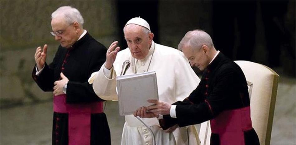 El papa Francisco ofrece su bendición tras su audiencia general semanal en la Sala Pablo VI del Vaticano, el miércoles 22 de diciembre de 2021. AP