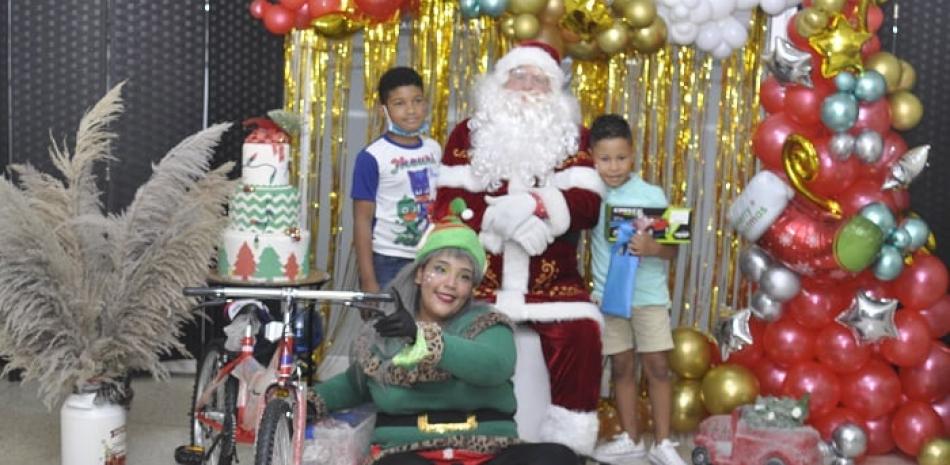 La payasita María Portes y Santa Claus animaron a los niños.