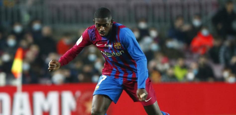 El delantero de Barcelona Ousmane Dembele controla el balón en un partido de La Liga española contra Elche en el Camp Nou el pasado 18 de diciembre.