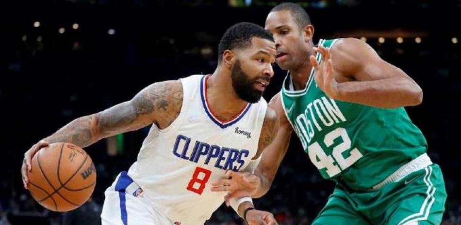 Al Horford, de los Celtics, defiende a Marcus Morris, de los Clippers, en acción del partido del miércoles por la noche en la NBA.