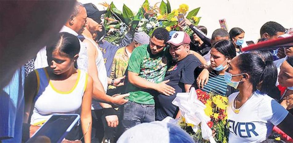 El sepelio de Reymi Yoel Soto Guerrero, de 26 años, congregó a cientos de personas de la zona norte de Baní que acompañaron el cortejo fúnebre hasta El Fundo. JOSÉ DICÉN/LD