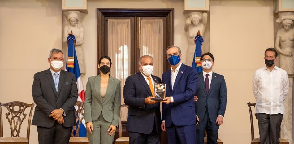 Luis Abinader, entrega el reconocimiento a Ricardo Canalda. Les  acompañan otras personalidades.