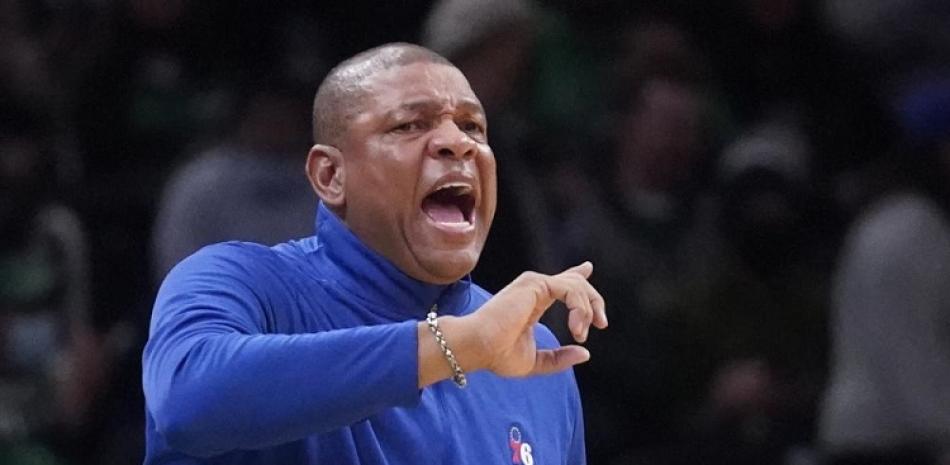 El entrenador de los Sixers de Filadelfia Doc Rivers grita instrucciones durante un partido de la NBA contra los Celtics de Boston el pasado 20 de diciembre del 2021.