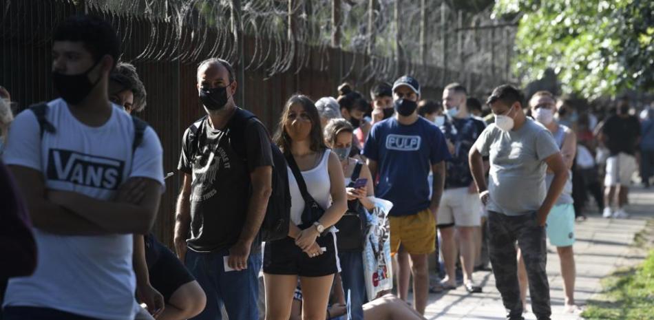Personas mantienen la distancia social en el Parque Centenario para hacerse la prueba gratuita de COVID-19 en Buenos Aires, Argentina, el viernes 31 de diciembre de 2021. (AP Foto/Gustavo Garello)