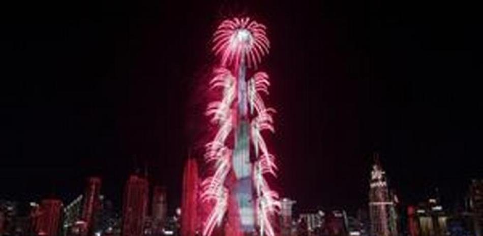 Fuegos artificiales iluminan el cielo desde Burj Khalifa, el edificio más alto del mundo, durante las celebraciones del Año Nuevo 2022 en el emirato del Golfo de Dubai, Emiratos Árabes Unidos, el 1 de enero de 2022. (Incendio, Emiratos Árabes Unidos) EFE / EPA / ALI HAIDER