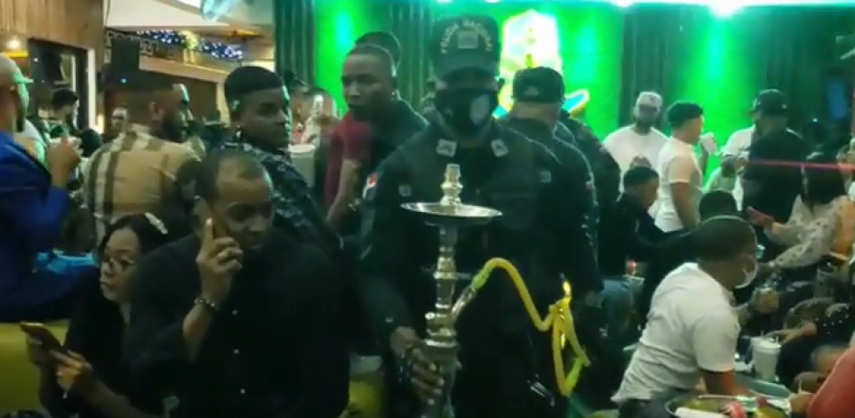 Policía incautando hooka en centro de diversión. / Captura de video