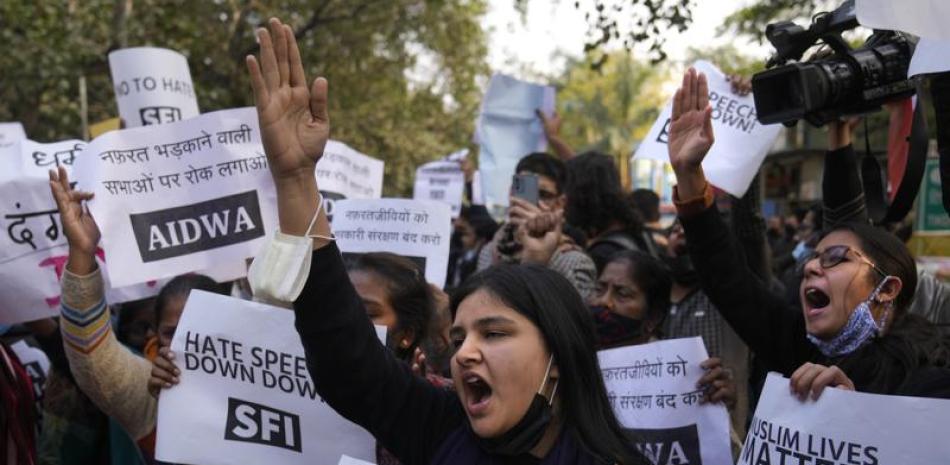 Activistas de varias organizaciones de izquierda durante una protesta contra el discurso de odio en Nueva Delhi, India, el 27 de diciembre de 2021. (Foto AP/Manish Swarup, archivo)