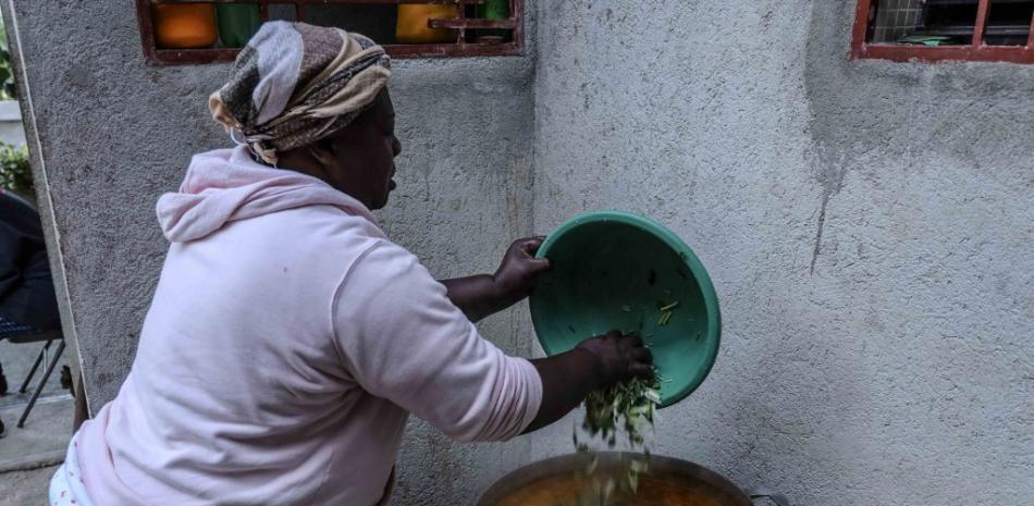 Rosemene Dorceus cocina una sopa el 1 de enero de 2022 en Port-au-Prince, Haití. 

Foto: Richard Pierrin / AFP

 

Agregar al carrito