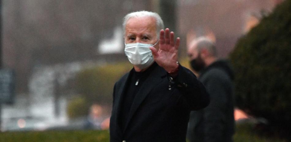 El presidente estadounidense Joe Biden saluda a la prensa cuando abandona la iglesia católica St. Ann después de asistir a la misa en Wilmington, Delaware, el 1 de enero de 2022. Nicholas Kamm / AFP