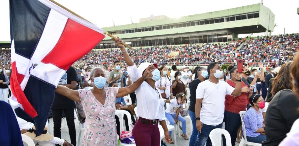 Las pancartas con “Dios primero en el 2022” sobresalían entre la multitud, y decenas de banderas ondeaban como signo de redención. José Alberto Maldonado / LD