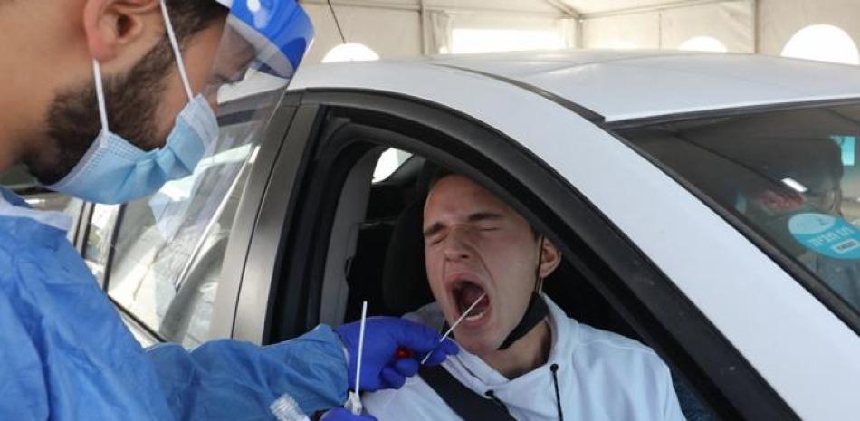 Un médico obtiene una muestra de un hisopo de un hombre en un sitio de prueba para el coronavirus, en la ciudad central israelí de Modiin, el 2 de enero de 2022.
Foto: GIL COHEN-MAGEN / AFP