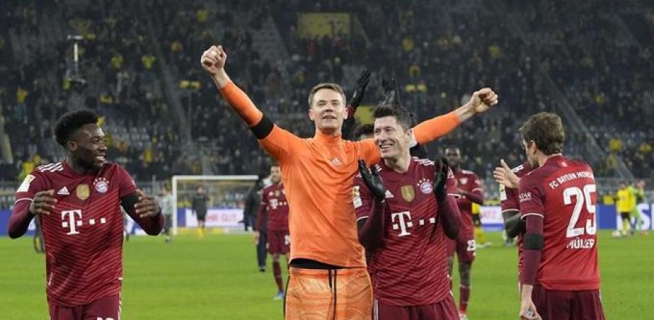 En foto del sábado 4 de diciembre del 2021, el portero Manuel Neuer, los jugadores Alphonso Davies, Robert Lewandowski y Thomas Mueller celebra el triunfo del Bayern Munich ante el Borussia Dortmund en la Bundesliga.