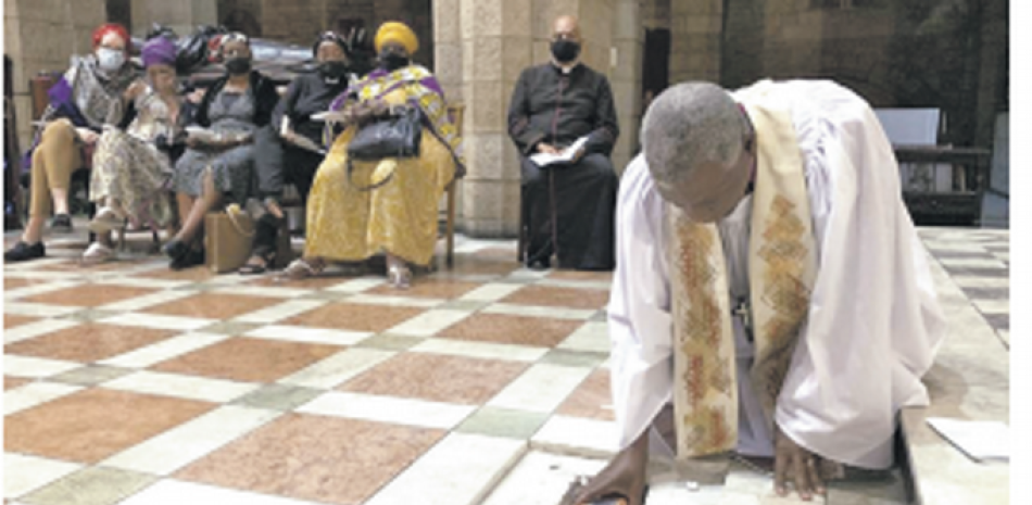 El arzobispo anglicano Thabo Makgoba deposita las cenizas del arzobispo emérito Desmond Tutu en el altar mayor de la catedral de San Jorge, en Ciudad del Cabo.