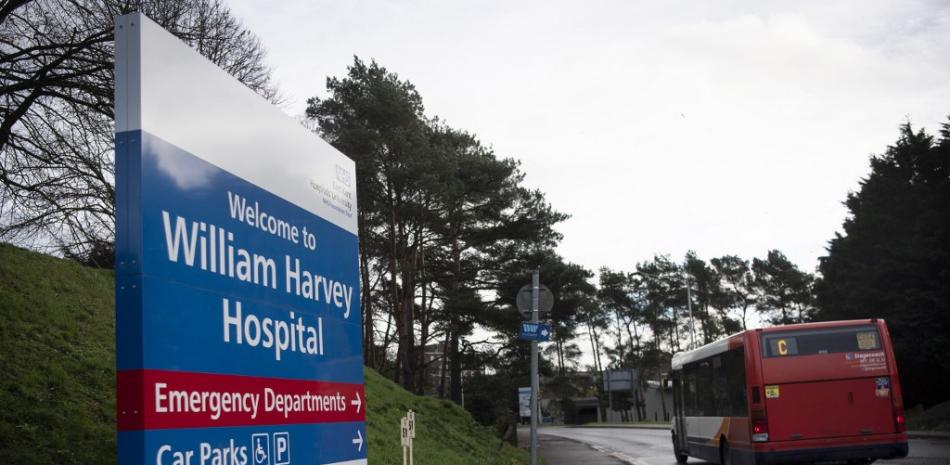 Un autobús pasa un cartel que da la bienvenida a la gente al Hospital William Harvey, donde se está construyendo un hospital de campaña temporal, un `` centro de aumento '' de Nightingale, en Ashford, en el sureste de Inglaterra, el 2 de enero de 2022, impulsado por el altamente contagioso Variante de Omicron, los casos diarios de Covid-19 se han disparado. Inglaterra está construyendo hospitales temporales para ayudar a hacer frente al aumento de casos de coronavirus. Los nuevos "centros de aumento" se ocuparán de un posible exceso de pacientes hospitalizados a medida que el aumento de los casos de virus ponga al servicio de salud del país en "pie de guerra", según los funcionarios.

Foto: Ben Stansall/ AFP