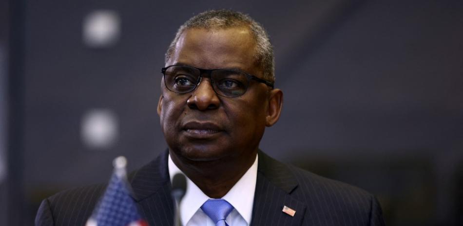 En esta foto de archivo tomada el 21 de octubre de 2021, el secretario de Defensa de Estados Unidos, Lloyd Austin, observa el inicio de la mesa redonda durante la Reunión de Ministros de Defensa de la OTAN en Bruselas. El secretario de Defensa de Estados Unidos, Lloyd Austin, dijo en un comunicado emitido el 2 de enero de 2022 que dio positivo en la prueba de Covid-19 y que presentaba "síntomas leves". Kenzo Tribouillard / AFP