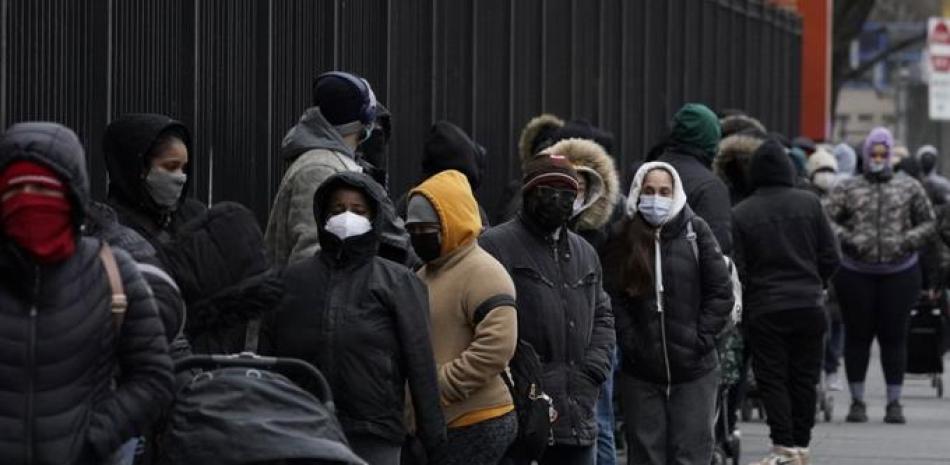 Las personas hacen fila para las pruebas de Covid-19 en el Lincoln Medical Center en el Bronx el 3 de enero de 2022 en Nueva York. Los neoyorquinos temen cada vez más un regreso a la pesadilla de 2020, cuando la ciudad era el epicentro mundial de la pandemia. TIMOTHY A. CLARY / AFP