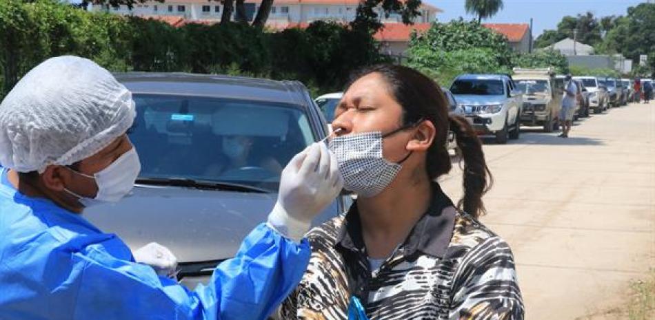 Una persona se realiza una prueba PCR o antígeno nasal, en Santa Cruz (Bolivia), en una imagen de archivo.EFE/ Juan Carlos Torrejon
