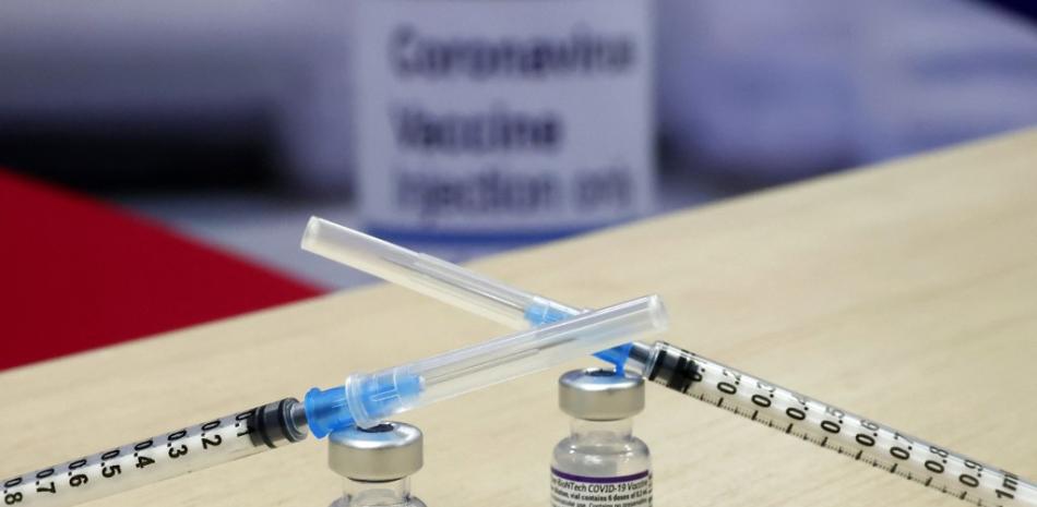 Esta imagen muestra jeringas y viales de la vacuna Pfizer-BioNTech contra el coronavirus. JACK GUEZ / AFP