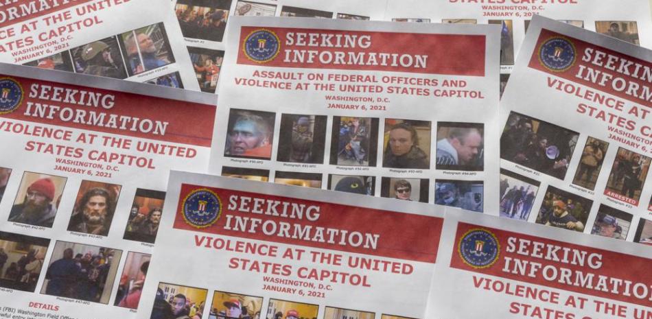 Los folletos de búsqueda de información producidos por el FBI se fotografiaron el 20 de diciembre de 2021. El Departamento de Justicia ha llevado a cabo la investigación más grande de su historia con la investigación de los alborotadores que irrumpieron en el Capitolio el 6 de enero. AP Photo / Jon Elswick