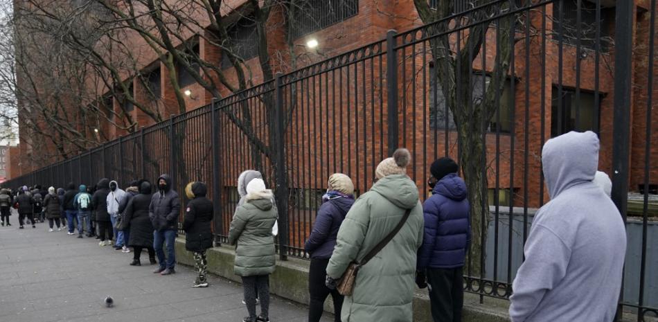 Las personas hacen fila para las pruebas de Covid-19 en el Lincoln Medical Center en el Bronx el 3 de enero de 2022 en Nueva York.
Foto: TIMOTHY A. CLARY / AFP