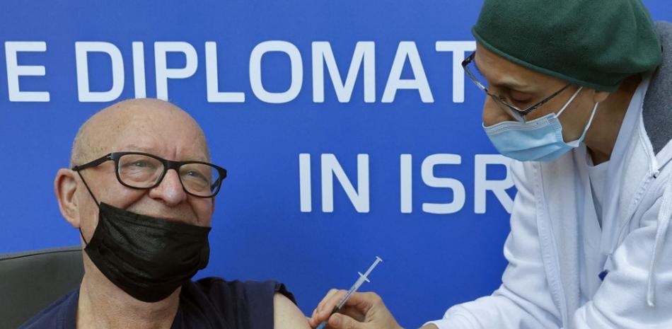 Una persona recibe una cuarta dosis de la vacuna contra el coronavirus Pfizer-BioNTech COVID-19 en el Centro Médico Ichilov Tel Aviv Sourasky en la ciudad costera mediterránea de Tel Aviv en Israel el 3 de enero de 2022.
JACK GUEZ / AFP