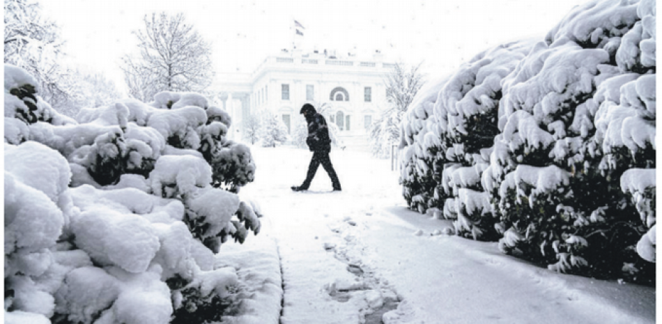 Una persona camina en medio de una nevada frente a la Casa Blanca, ayer 3 de enero de 2022, en Washington. AP