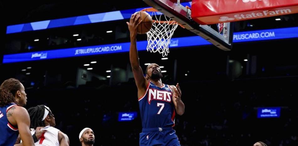 El alero de los Nets de Brooklyn Kevin Durant lanza durante la primera mitad del partido de la NBA contra los Clippers de Los Ángeles, el pasado sábado.