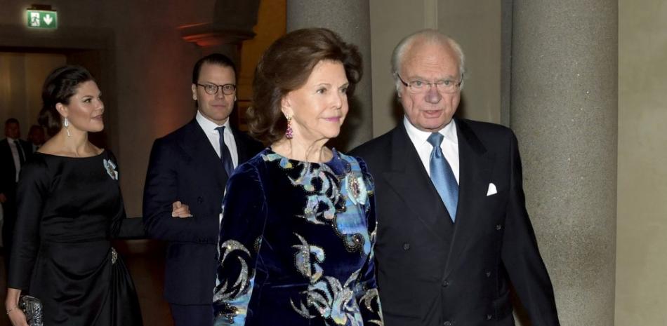 En esta foto de archivo tomada el 10 de diciembre de 2021, la Reina Silvia de Suecia (2ndR) y el Rey Carl XVI Gustaf (R) llegan con la Princesa Heredera Victoria y el Príncipe Daniel de Suecia para una ceremonia para rendir homenaje a los premios Nobel 2021 en el Ayuntamiento de Estocolmo en Estocolmo, Suecia. 

Foto: Anders Wilklund/ TT AGENCIA DE NOTICIAS / AFP