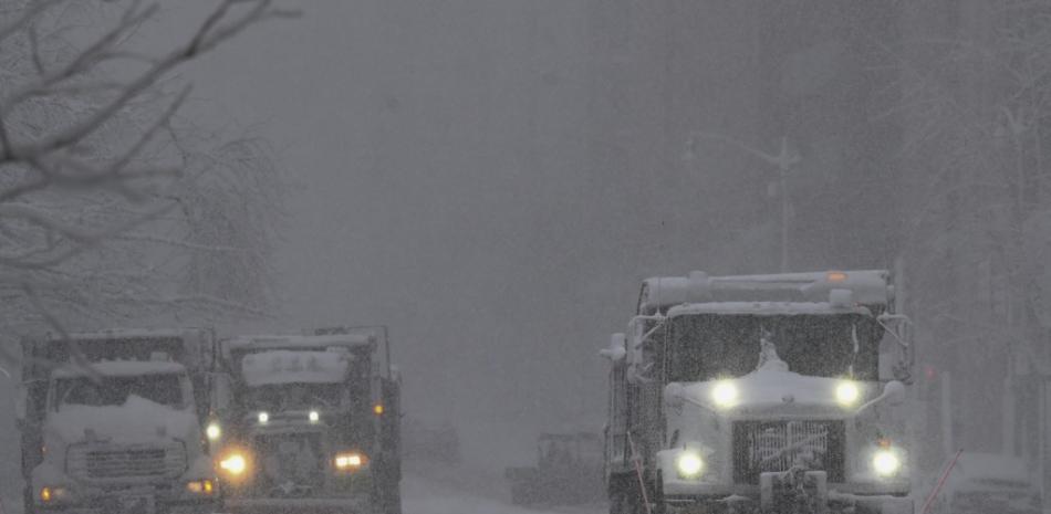 Los camiones quitan la nieve durante una tormenta de invierno en la región de la capital el 3 de enero de 2022 en Washington, DC. Después de una semana festiva dolorosa de cancelaciones de vuelos y aumentos récord en los casos de Covid-19, una poderosa tormenta de invierno el lunes atascó aún más el transporte de EE. UU. Y cerró el gobierno federal y las escuelas. Una tormenta invernal azotó la capital y otras partes del Atlántico medio, con pronósticos oficiales de cinco a 10 pulgadas (12,7 a 25,4 centímetros) de nieve en Washington. Pablo PORCIUNCULA / AFP