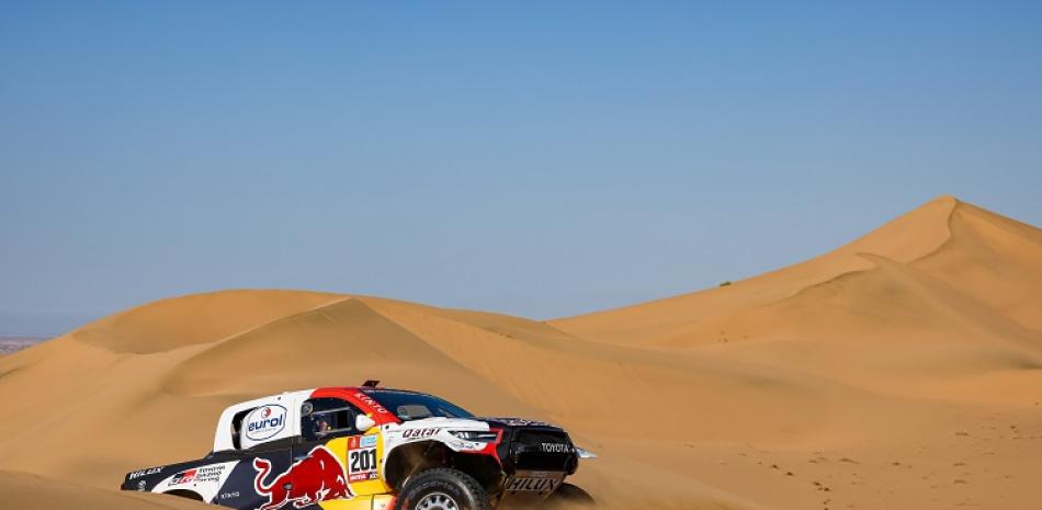 Al Attiyah, tres veces ganador del Rally Dakar, fue declarado ganador tras la descalificación de Yazeed Al Rajhi.