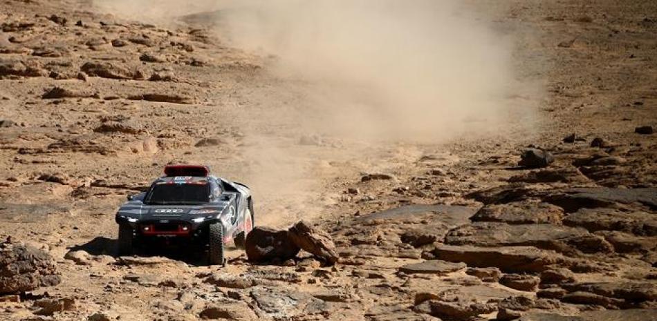 Carlos Sainz aparece en acción durante la tercera etapa del Rally Dakar en la que sería su victoria número 40 de su carrera.