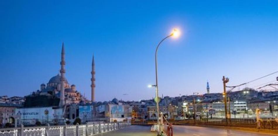 Vista general del puente de Gálata, en Estambul (Turquía), durante el confinamiento por la pandemia de coronavirus. Europa Press.